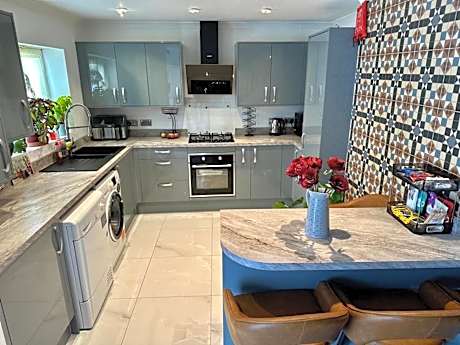 4 Bedroom house rented by the Room