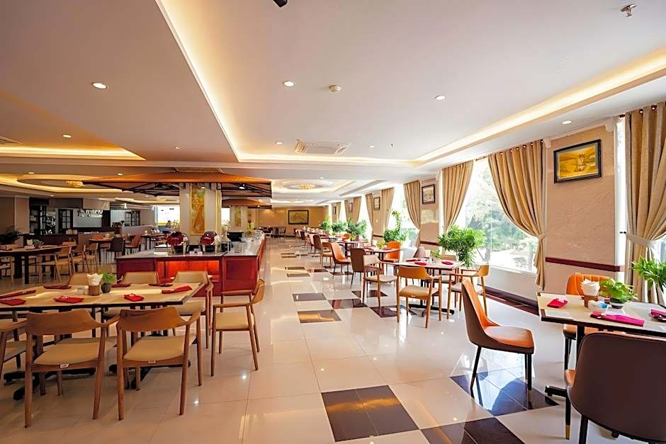 Van Phat Riverside Hotel