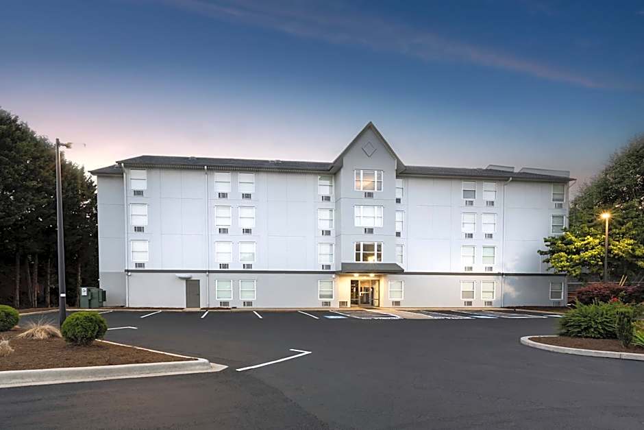 Rodeway Inn & Suites near Outlet Mall - Asheville