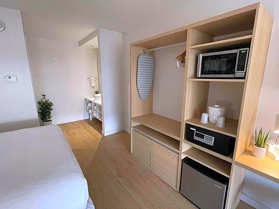 Newly renovated room in cozy hotel near Disney 2