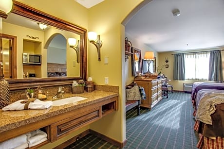 Deluxe Queen Room with Two Queen Beds