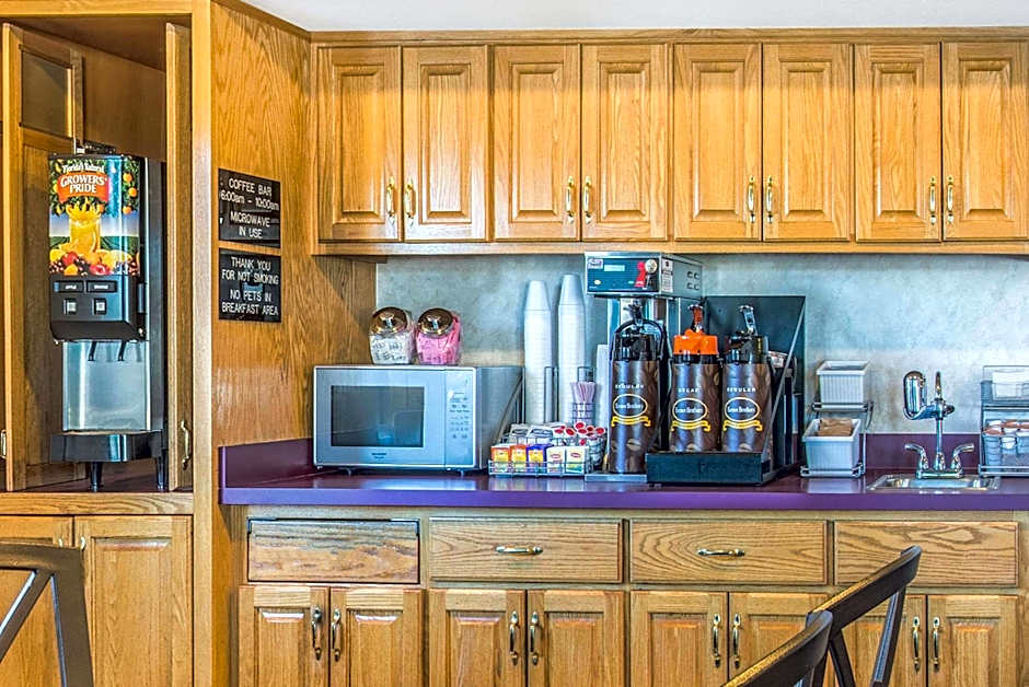 Super 8 by Wyndham West Middlesex/Sharon Area