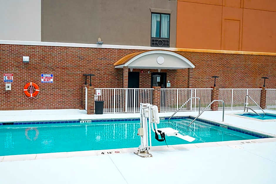 Holiday Inn Express & Suites Hope Mills-Fayetteville Arpt by IHG