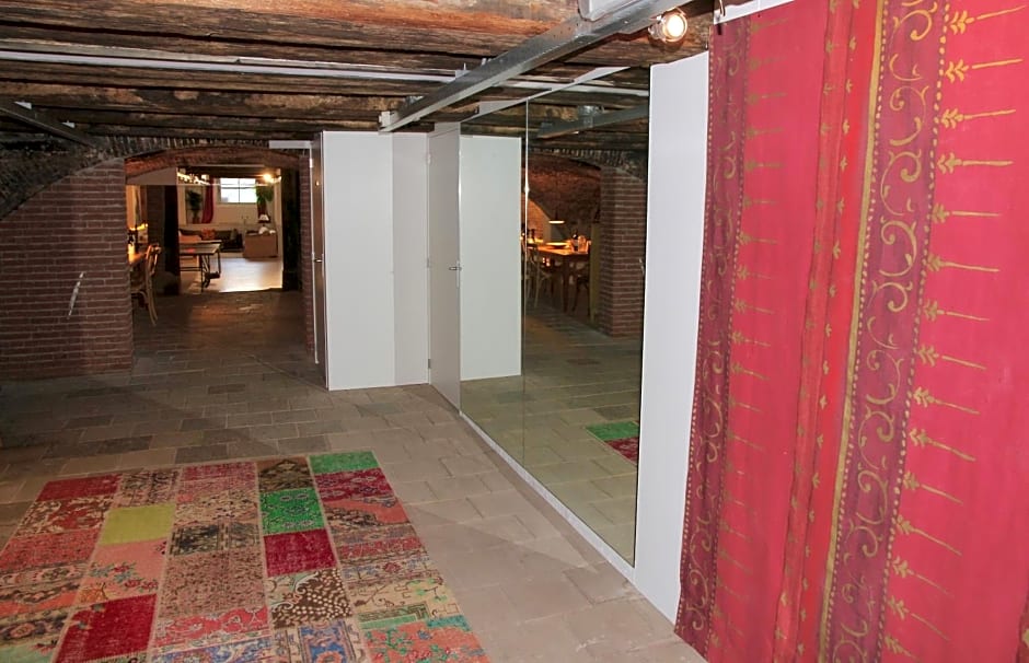 Top-notch apartment along canal in historic centre