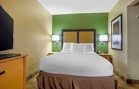 Deluxe Studio with 1 Queen Bed - Non-Smoking