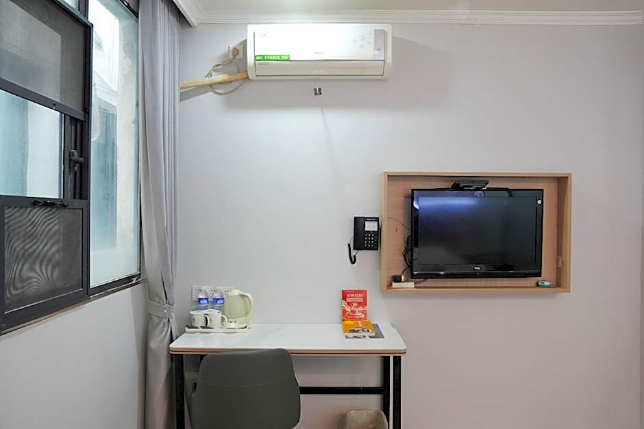 GreenTree Inn JiangSu ZhenJiang DingMao Industrial Park WoDe Square Express Hotel