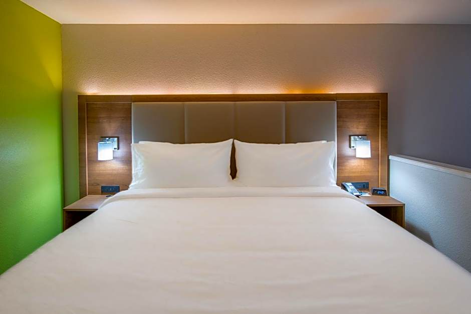 Holiday Inn Express & Suites N Waco Area - West By IHG