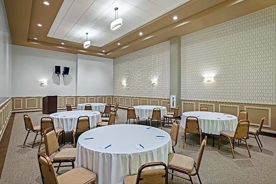 Days Inn & Suites by Wyndham Winkler