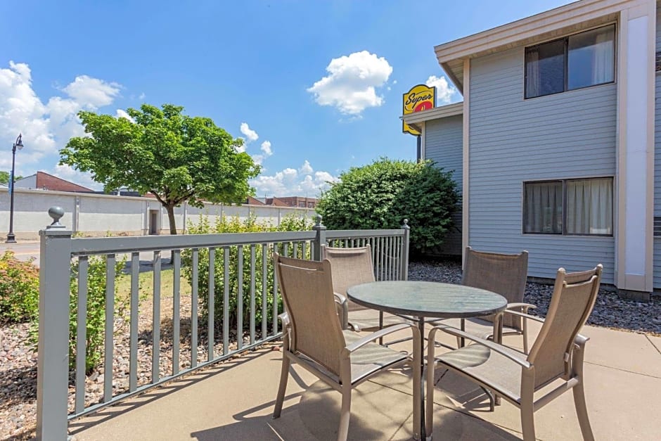 Super 8 by Wyndham La Crosse
