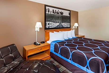 1 King Bed Nonsmoking