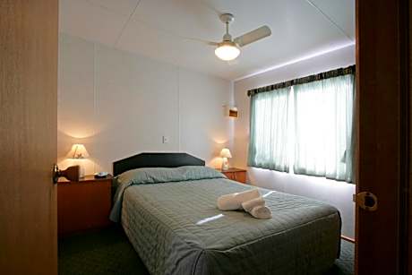 Two-Bedroom Cabin with Spa Bath