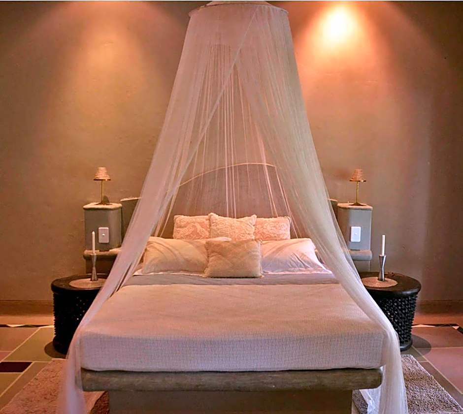 Tingala Lodge - Bed in the Bush