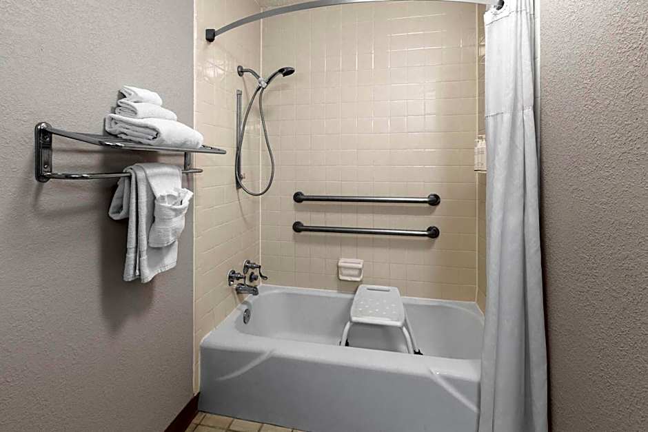 Days Inn by Wyndham Cambridge