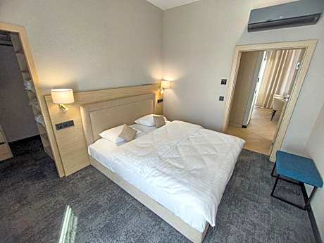 Suite with Lake View
