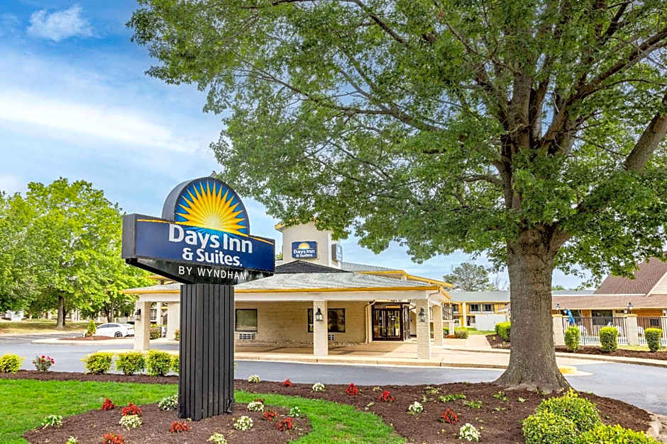 Days Inn & Suites by Wyndham Williamsburg Colonial
