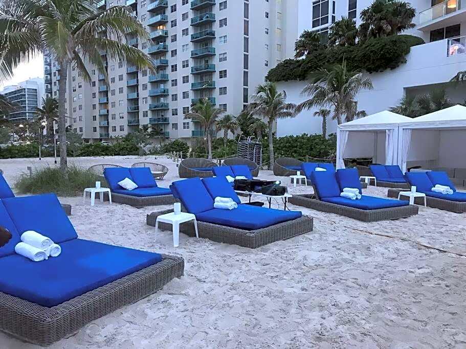 Beautiful penthouse condo with stunning views of both ocean and city