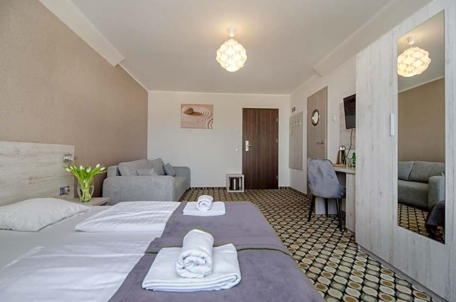 Marina Mielno z widokiem na jezioro