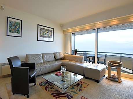 Refined Seaview Apartment