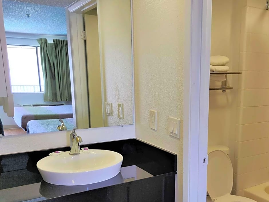 Studio 6-Fresno, CA - Extended Stay