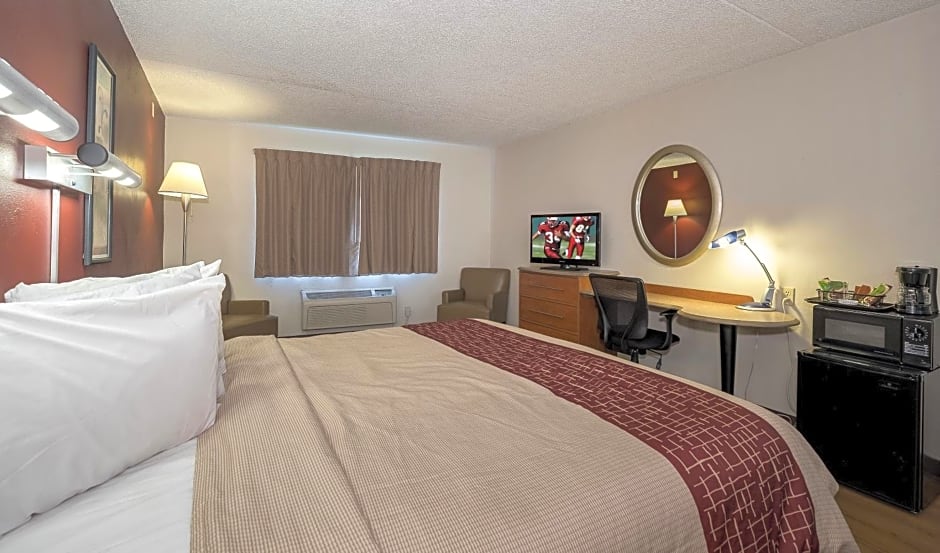 Red Roof Inn & Suites Cleveland - Elyria