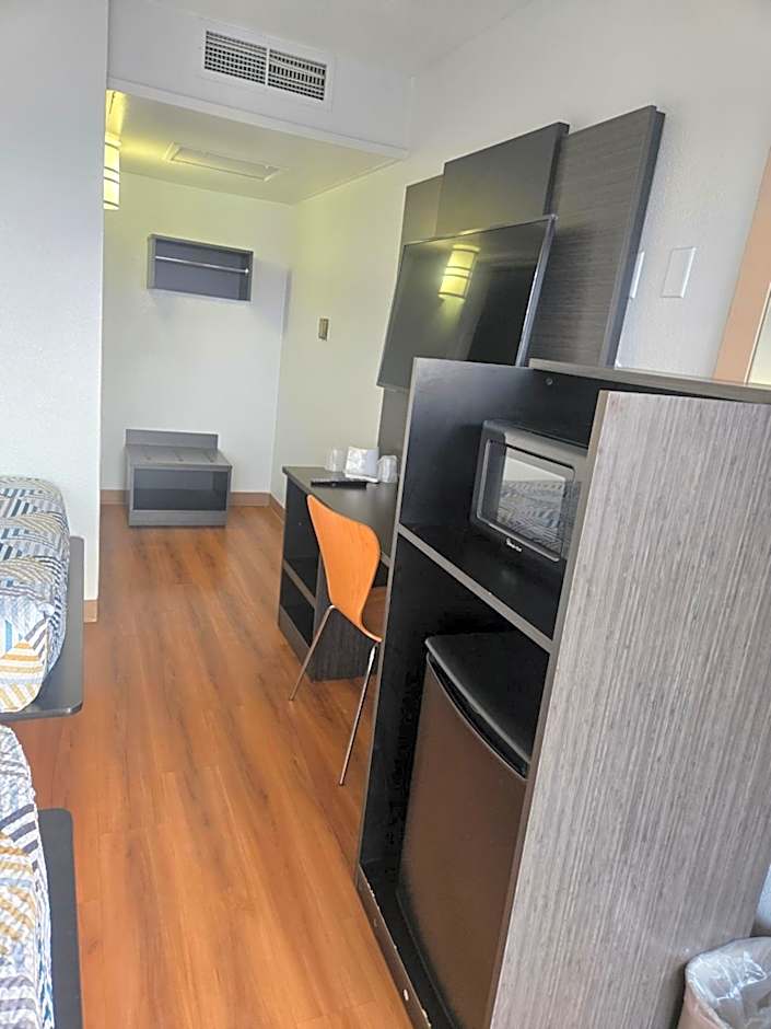 Super 8 by Wyndham Tracy