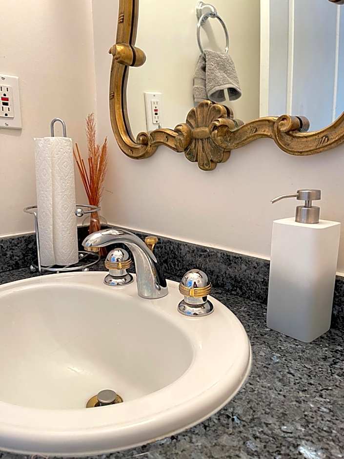 Cozy Guest Rooms Near UBC, Downtown and Beaches