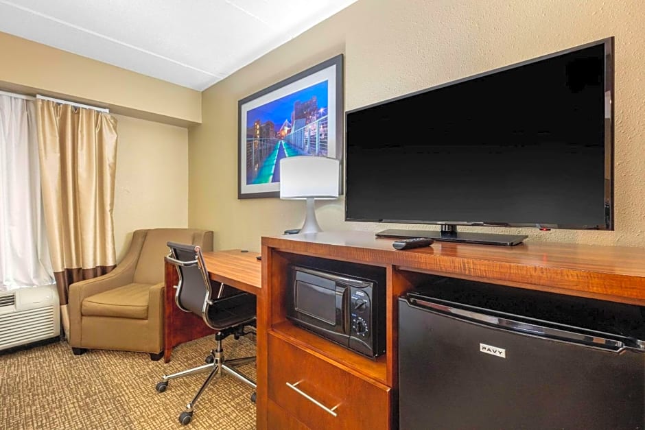 Comfort Inn & Suites Hamilton Place