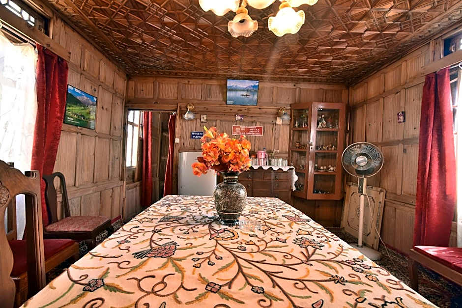 Golden Hopes Group of Houseboats