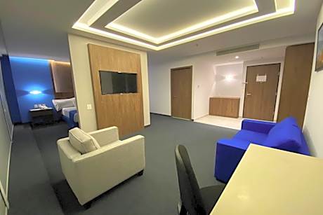 King Suite - Non-Smoking