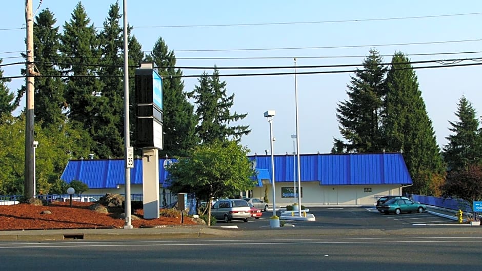 Oyster Bay Inn & Suites
