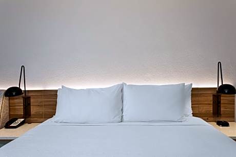 King Room with Roll-In Shower - Mobility Access/Non-Smoking