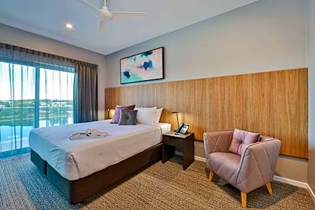 Suite-1 King Bed Non-Smoking Executive Room Balcony Lake View Wi-Fi