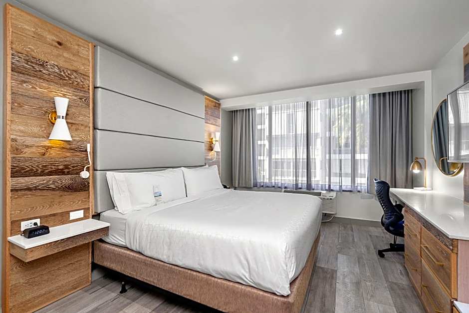 Photo 1 of 19 of Standard 1 King Bed, Accessible