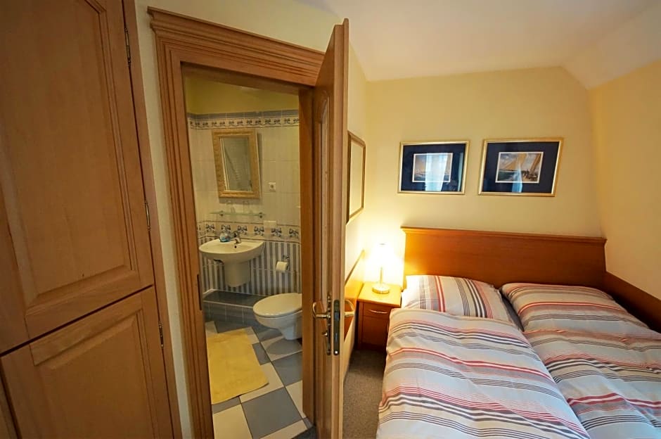 Yacht- , und Reisemobilhafen "Historisches Fährhaus" Wendenschloss