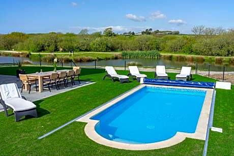 Herons House Sleeps 12, heated Pool, hot tub, sauna, games room 5 Star!