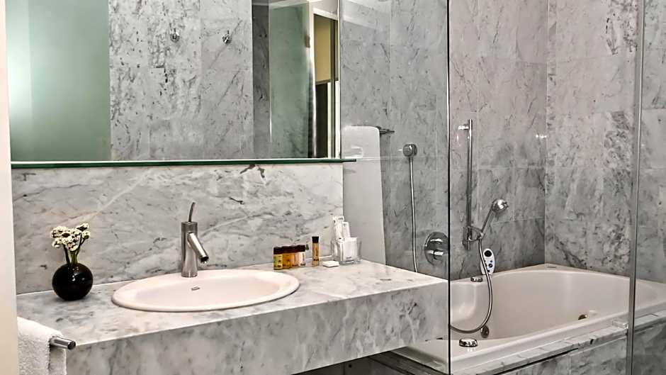 725 Continental Hotel