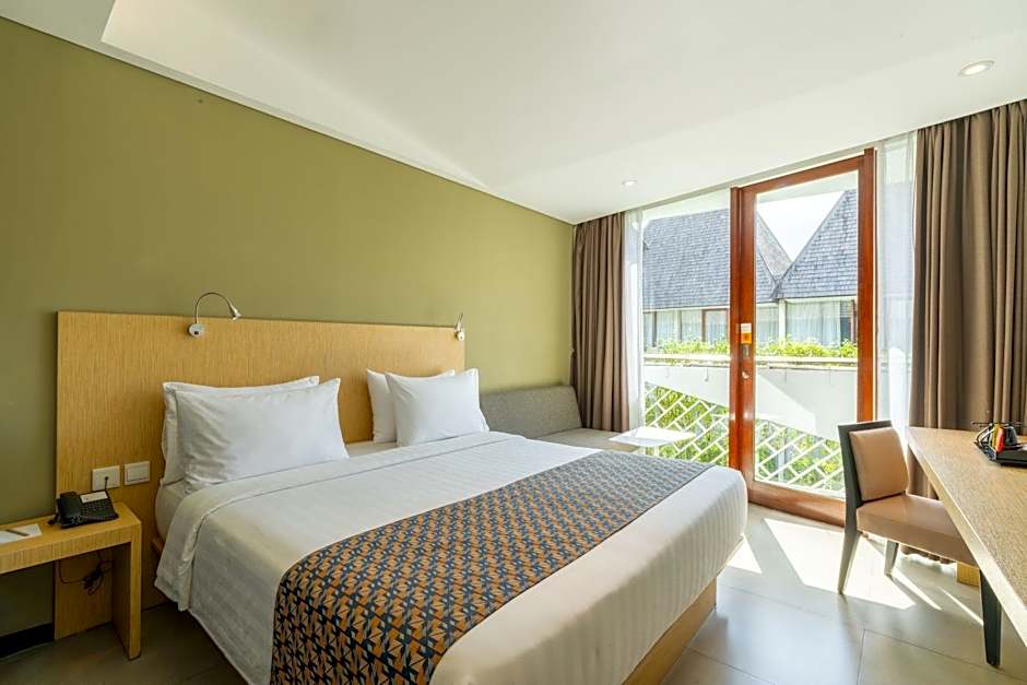 Photo 1 of 6 of Premier 1 King Bed, Pool View