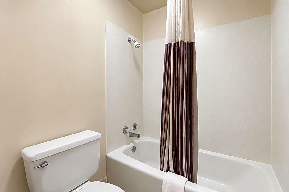First Inn By OYO Quinter Hwy 70