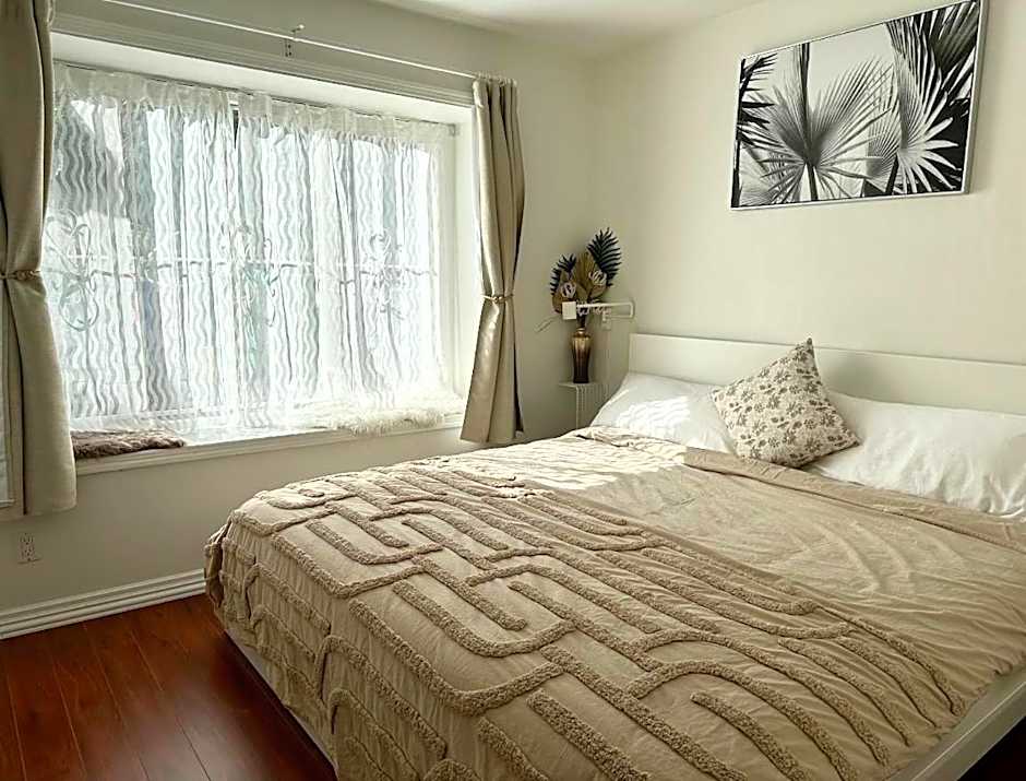 2BR 1BA Guest Suite with King Bed - Free Parking - Renfrew Station - Central Location