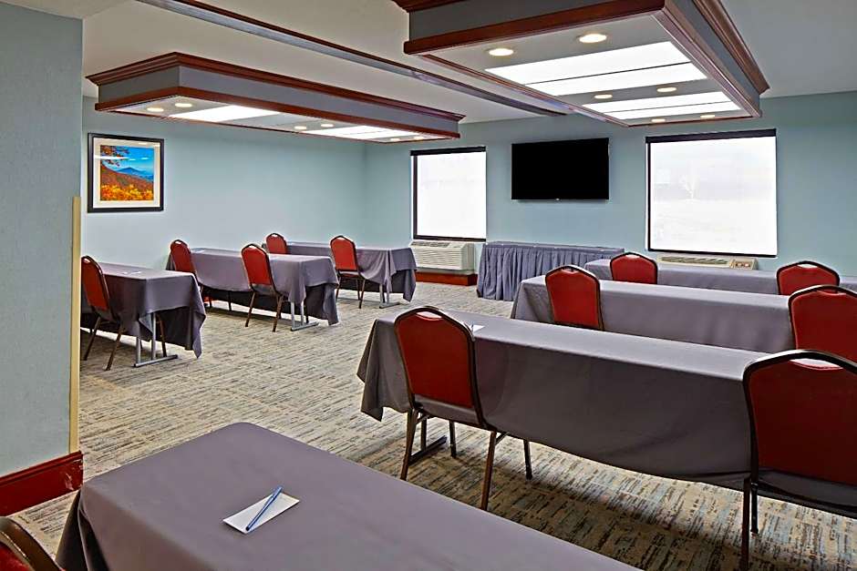 Comfort Suites Outlet Center