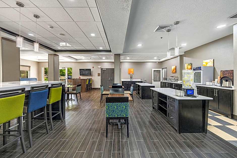 Comfort Inn & Suites Logan Near University