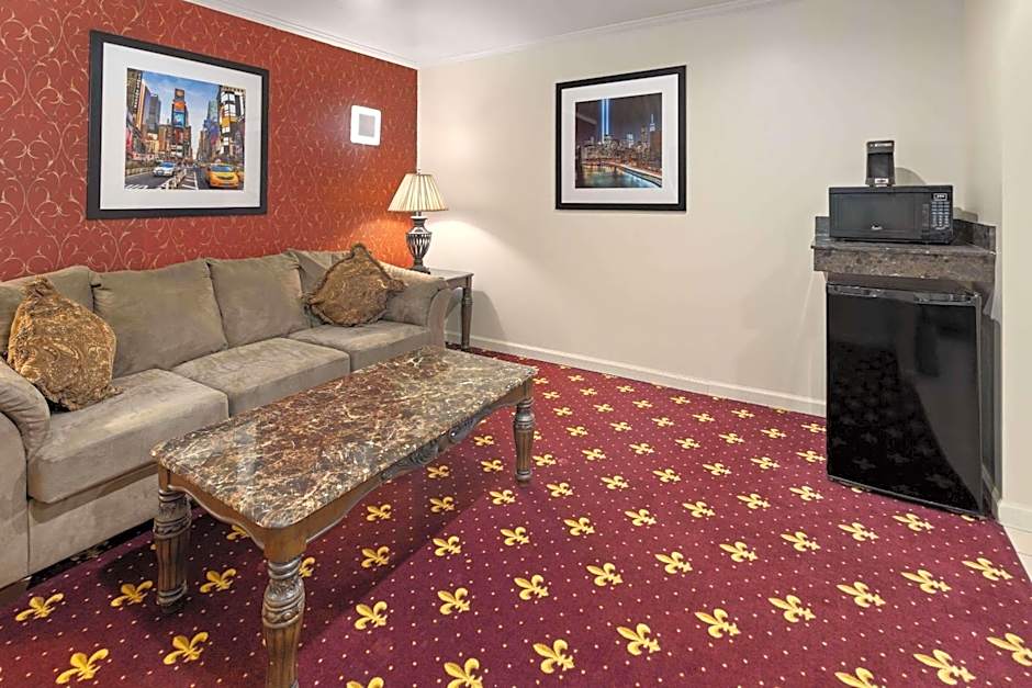 Travelodge by Wyndham Manhasset