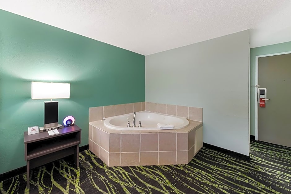 Baymont by Wyndham Liberty MO