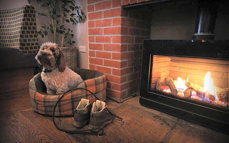 Stones Hotel and Bar