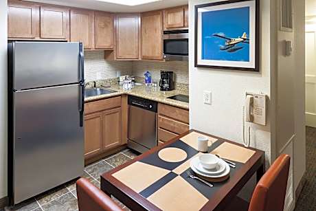 1 Bedroom Suite, 1 King, Sofa bed, Lake view, Balcony