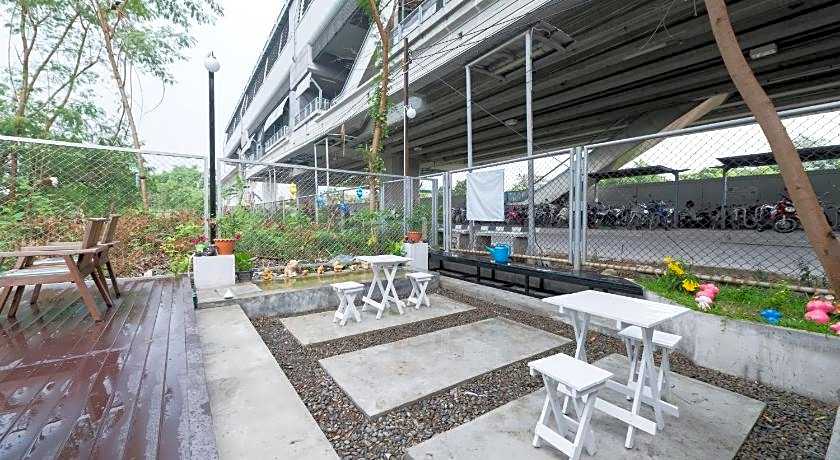 Nang Ta Yon @ Ban Thap Chang Hostel