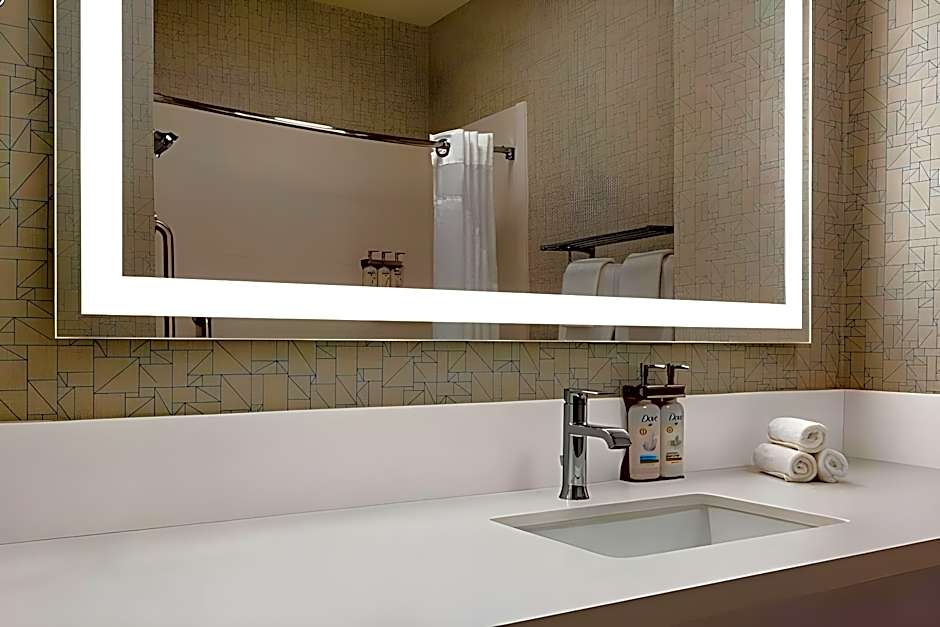 Holiday Inn Express Hotel & Suites Bakersfield Central By IHG