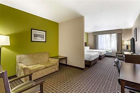 Executive Queen Suite with Two Queen Beds and Sofa Bed - Non-Smoking