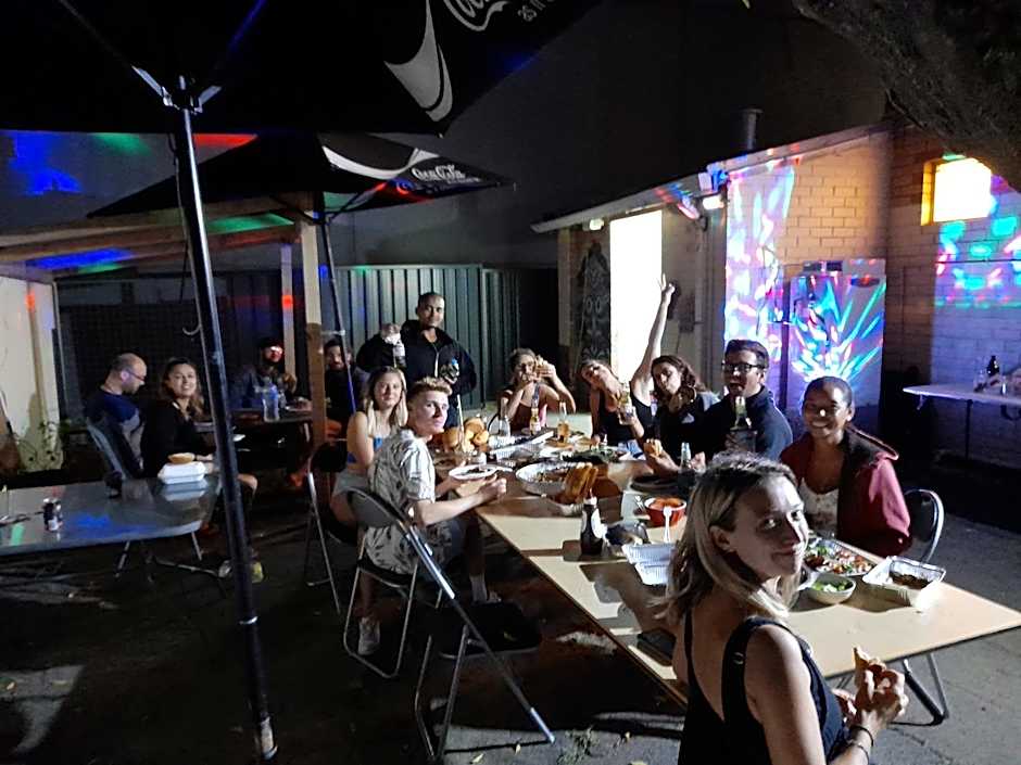 Ozi Inn Backpackers - Perth -Valid International Passport Required