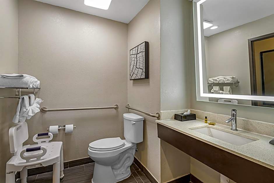 Best Western Plus Bay City Inn & Suites